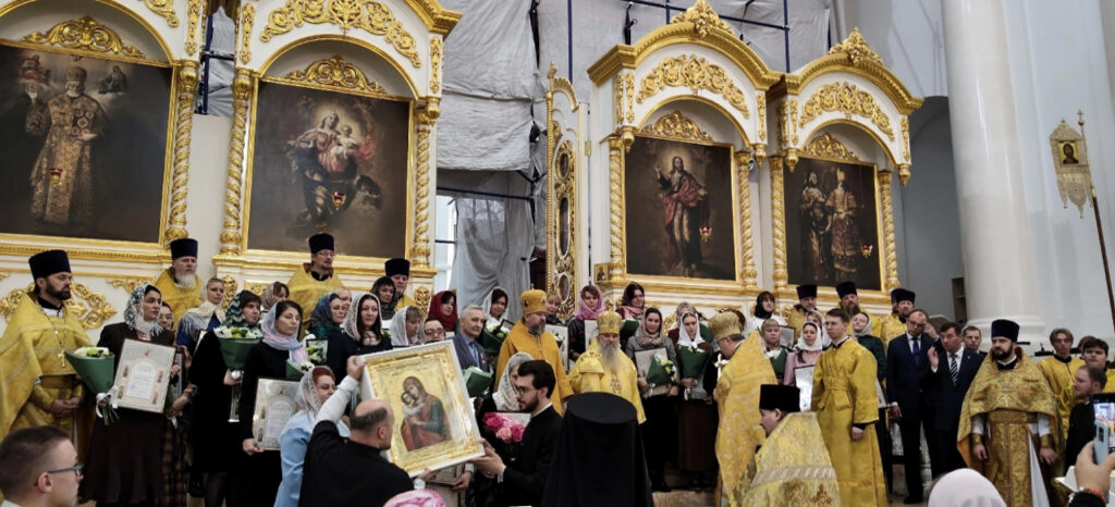 Директор и учащиеся детской воскресной школы молились на Божественной литургии в Смольном соборе